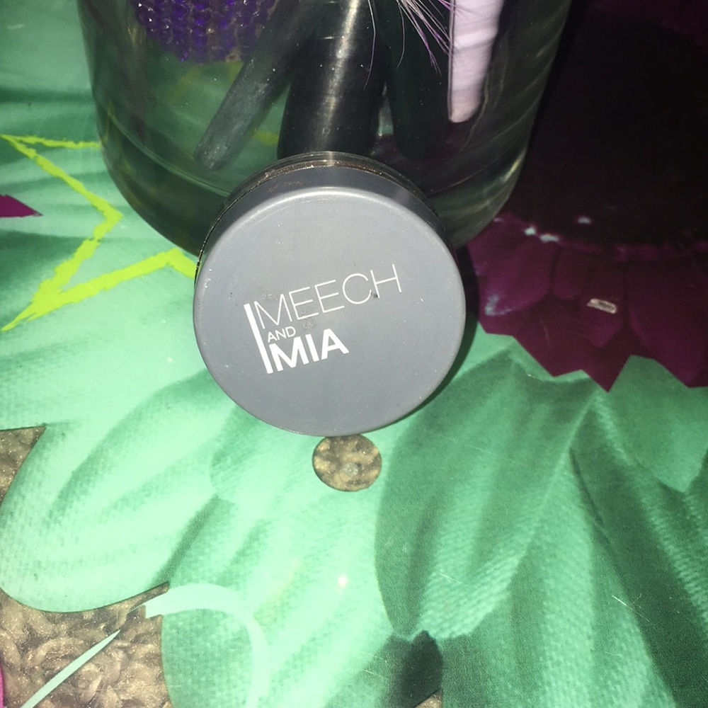 Meech and Mia loose pigment eyeshadow